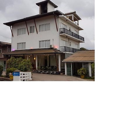 Onreech Hotel Seeduwa Extérieur photo