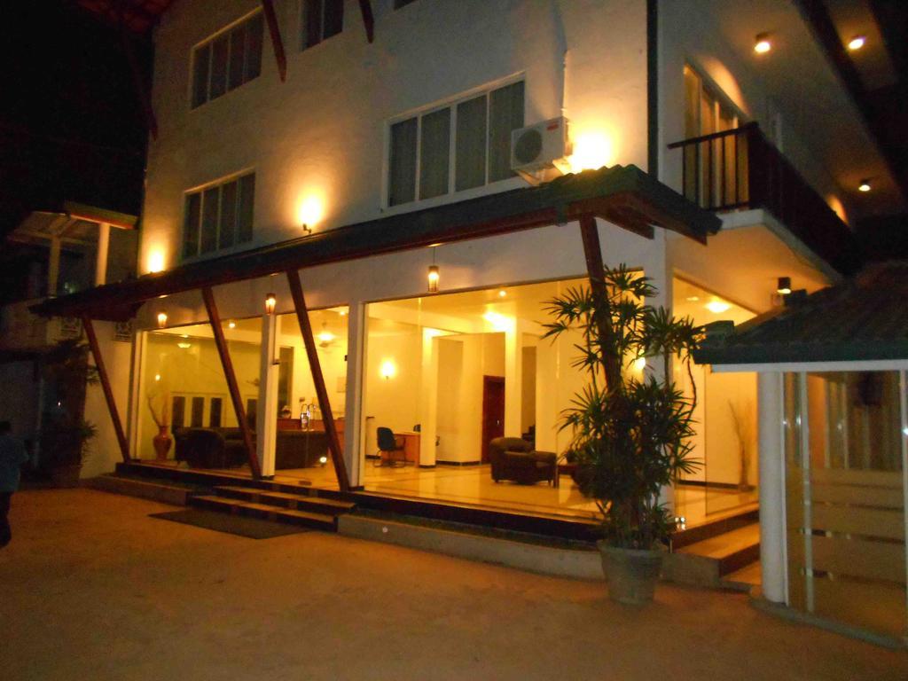 Onreech Hotel Seeduwa Extérieur photo